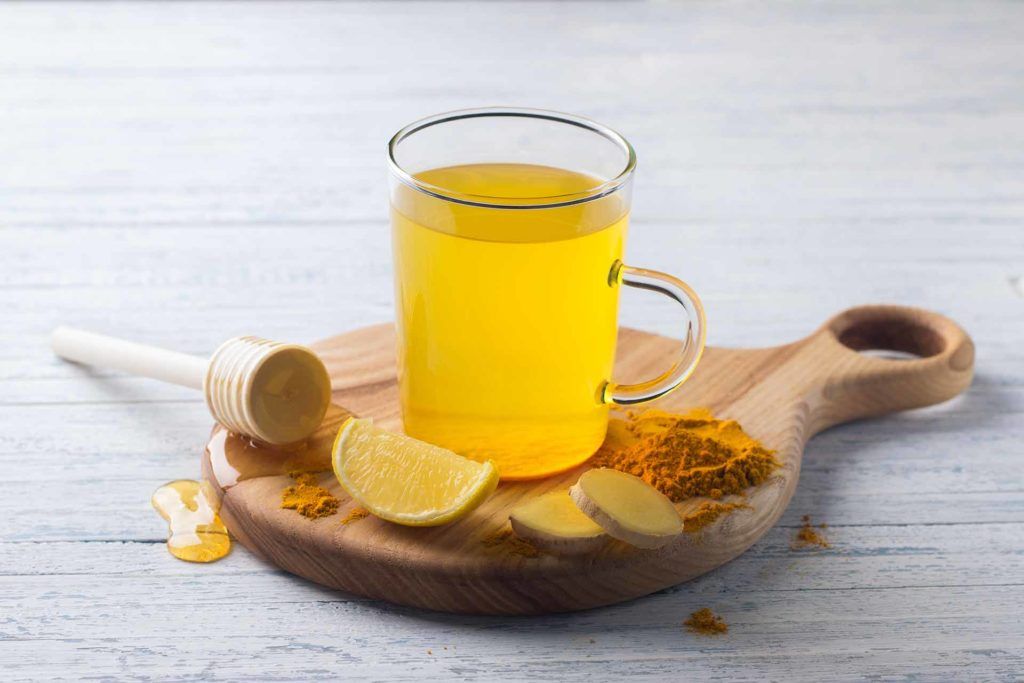 Boisson au gingembre, curcuma et citron pour bien s'hydrater après un drainage lymphatique